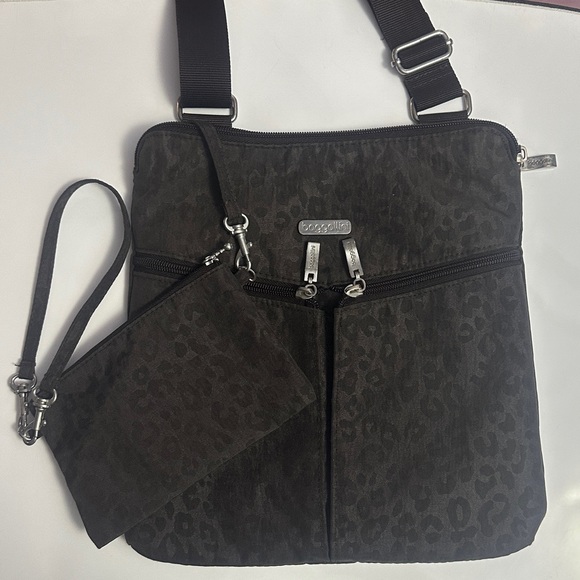Baggallini Nylon Brown Leopard Print Crossbody w/matching Wristlet - Picture 1 of 15